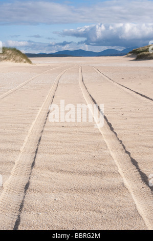 Les traces de pneus sur la plage de Traigh Scarista, Isle of Harris, Hébrides extérieures, en Écosse Banque D'Images