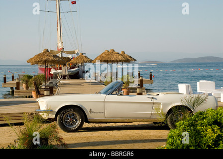 1964 ford mustang à la plage Banque D'Images