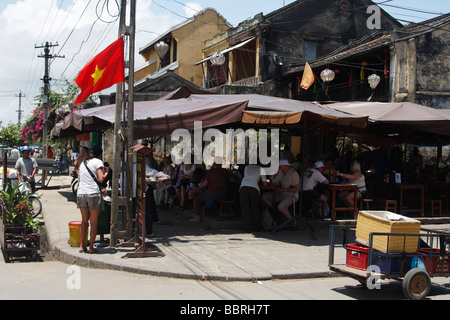 Restaurant en bordure de touristes vietnamiens, de manger sous la tente de l'ombre, 'Hoi An' [Vieille ville], Vietnam Banque D'Images