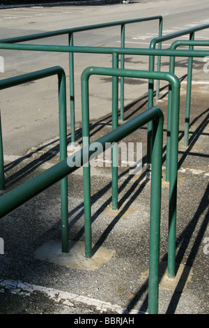 Les obstacles à l'extérieur des tourniquets stade Arena Banque D'Images