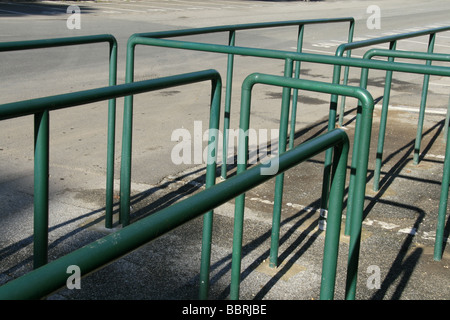 Les obstacles à l'extérieur des tourniquets stade Arena Banque D'Images