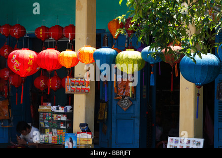 "Hoi An' boutique vendant des lanternes orientales colorées, Vietnam Banque D'Images