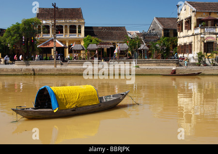 Petit bateau de pêche] [en bois flottant sur la rivière Thu Bon '', 'Bruxelles' 'vieille ville', Vietnam Banque D'Images