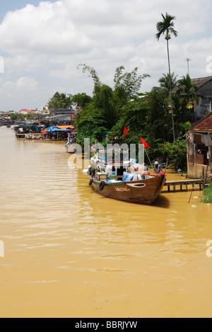 [Traditionnel] bateau de pêche sur les rives de la rivière Thu Bon '', 'Hoi An, Quang Nam Province, Vietnam' Banque D'Images