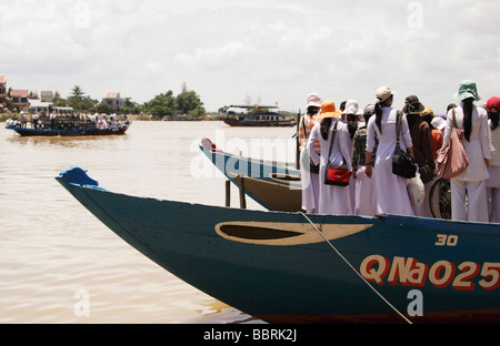 [Vietnamien] les filles de l'école locale d'embarquement [bateau], 'Thu Bon' Scène de rivière, Hoi An, Vietnam Banque D'Images