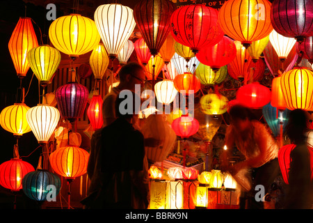 Les touristes l'achat de lanterne souvenirs boutique colorée décroche à Hoi An, 'nuit', Vietnam Banque D'Images