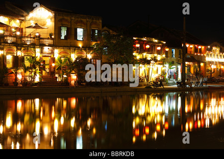 Hoi An 'vieille ville' [] la nuit, Vietnam, lumières colorées de l'édifice colonial reflétée dans l'eau de la rivière Thu Bon ' Banque D'Images