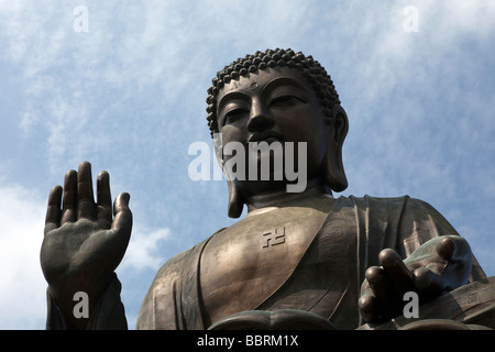 Les statues sont vus dans le Grand Bouddha sur l'île de Lantau, Hong Kong Banque D'Images