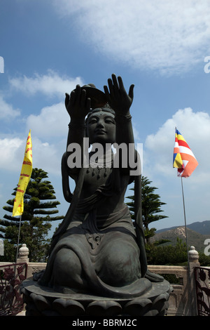 Les statues sont vus dans le Grand Bouddha sur l'île de Lantau, Hong Kong Banque D'Images