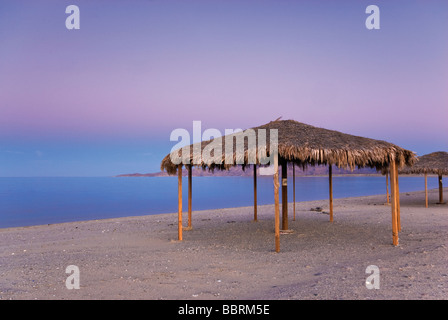 Le Palapa Beach après le coucher du soleil à Campo Rancho Grande en Basse Californie au Mexique Banque D'Images