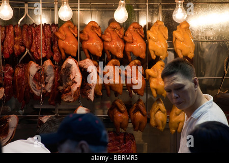 Un stand de nourriture est vue à un marché de rue à Hong Kong Banque D'Images