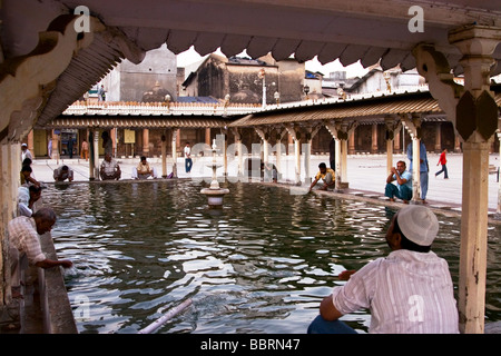 Les hommes musulmans effectuer 'Wudu' (bain rituel) avant de prières à Ahmedabad 'Jami Masjid" ( Grande Mosquée ), l'État du Gujarat, Inde Banque D'Images