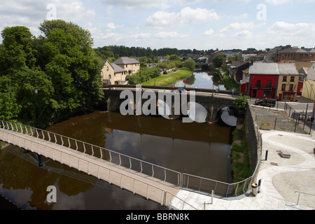 La rivière strule circulant dans le centre de la ville d'Omagh en Irlande du Nord, County Tyrone uk Banque D'Images