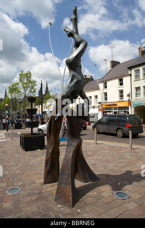 Sculpture en bronze équilibre conçu par John Rowlands est un morceau d'art public dans la rue principale place du marché omagh Banque D'Images