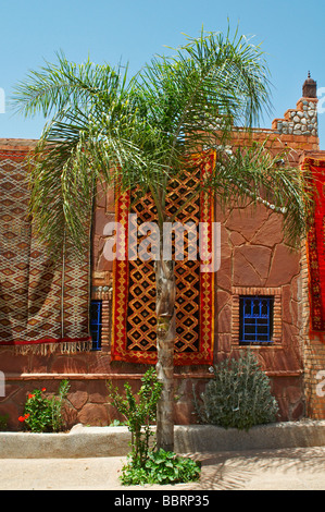 La coopérative de tapis berbère aux décideurs à La Kasbah de la vallée de l'Ourika dans Teifirte avec écran couleur de tapis de Banque D'Images