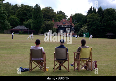 Match de cricket sur le livre vert sur le village de Tilford Surrey UK Banque D'Images