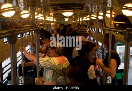 Les touristes et les habitants bénéficiant d'un trolley bus à San Francisco, Californie. Banque D'Images