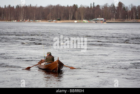 Pêche à la traîne en utilisant un chaloupe/skiff en bois traditionnel à la rivière Oulujoki , Finlande Banque D'Images