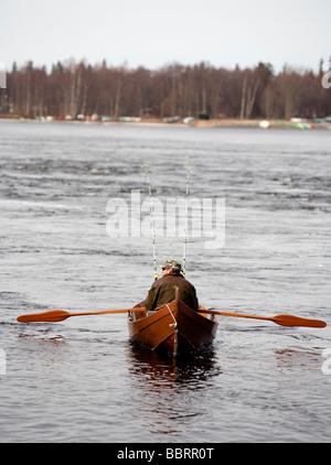 Pêche à la traîne en utilisant un chaloupe/skiff en bois traditionnel à la rivière Oulujoki , Finlande Banque D'Images