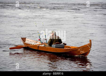 Pêche à la traîne en utilisant un chaloupe/skiff en bois traditionnel à la rivière Oulujoki , Finlande Banque D'Images