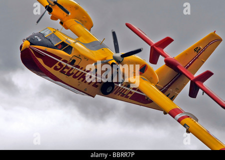 CANADAIR CL 415 PELICAN SUR UN VOL DE POSITIONNEMENT AVANT L'abandon de l'agent ignifuge DE SON EMPRISE, Bouches-du-Rhône (13), FRANCE Banque D'Images