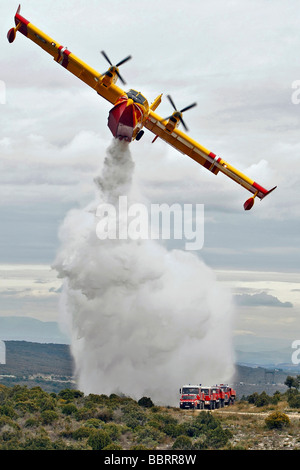 CANADAIR CL 415 PELICAN LA SUPPRESSION DE L'EAU DE SON ATTENTE COMME PROTECTION POUR UN GROUPE DE LUTTE CONTRE L'INCENDIE DE FORÊT, FOURNES, Gard (30) Banque D'Images