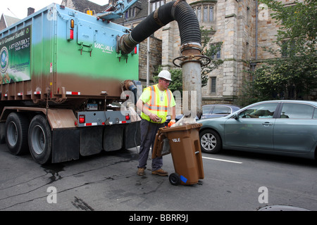 Un camion de recyclage d'un nouveau aspire sous vide les produits recyclables à New Haven Connecticut à l'université de Yale Banque D'Images