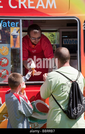 L'homme et le garçon l'achat de la crème glacée van Wales UK Banque D'Images