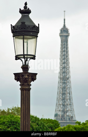 France Paris Champ-de-Mars, le lampadaire en face de la Tour Eiffel météo Brouillard ciel gris Banque D'Images
