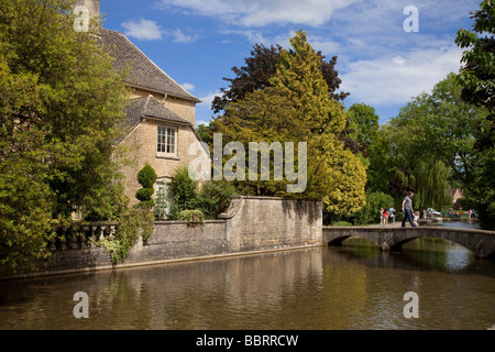 Bourton-sur-le-eau, rivière Windrush Banque D'Images