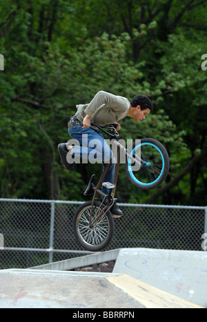 Un jeune saute sur un vélo BMX à New Haven CT USA Banque D'Images
