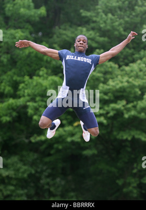 Un athlète de piste effectue le saut en longueur pendant l'état d'athlétisme championnat à New Haven CT USA Banque D'Images