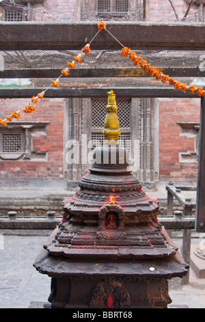 Katmandou, Népal. Un Stupa ou Chaitya symbole de l'harmonie religieuse dans la cour de la Kumari Behal maison de la Kumari Devi Banque D'Images