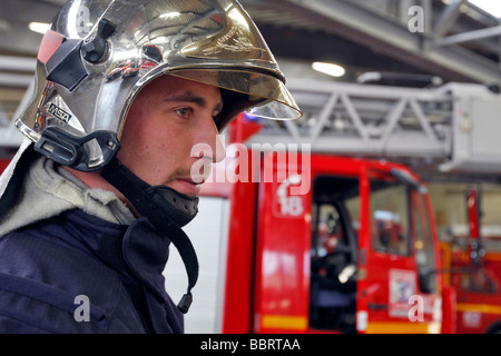 Les pompiers VESTIAIRE ET LES NOUVEAUX UNIFORMES DE TEXTILES À LA CASERNE À REDON, Ille-et-Vilaine (35), FRANCE Banque D'Images