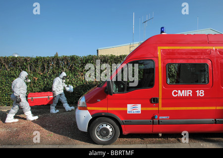 L'enlèvement de matière végétale, PROTECTION RADIOACTIVE SUIT, À LA RECHERCHE DE SOURCES RADIOACTIVES, l'exercice NATIONAL EN MATIÈRE CIVILE EMERGENCIE Banque D'Images