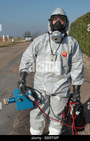 L'enlèvement de matière végétale, PROTECTION RADIOACTIVE SUIT, À LA RECHERCHE DE SOURCES RADIOACTIVES, l'exercice NATIONAL EN MATIÈRE CIVILE EMERGENCIE Banque D'Images