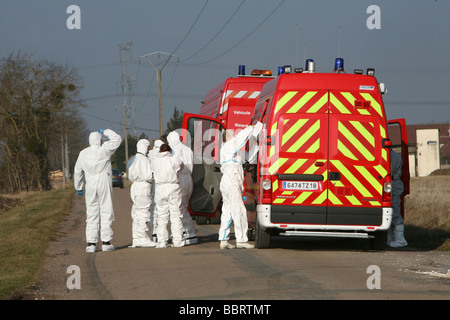 L'enlèvement de matière végétale, PROTECTION RADIOACTIVE SUIT, À LA RECHERCHE DE SOURCES RADIOACTIVES, l'exercice NATIONAL EN MATIÈRE CIVILE EMERGENCIE Banque D'Images