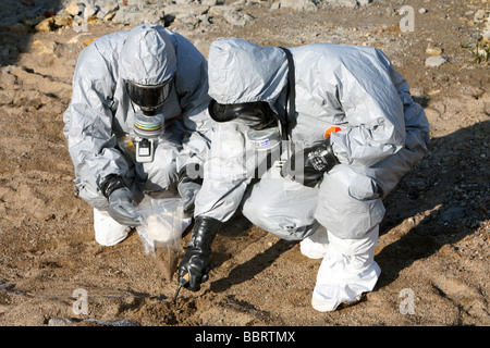 L'enlèvement de matière végétale, PROTECTION RADIOACTIVE SUIT, À LA RECHERCHE DE SOURCES RADIOACTIVES, l'exercice NATIONAL EN MATIÈRE CIVILE EMERGENCIE Banque D'Images