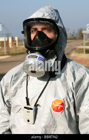 L'enlèvement de matière végétale, PROTECTION RADIOACTIVE SUIT, À LA RECHERCHE DE SOURCES RADIOACTIVES, l'exercice NATIONAL EN MATIÈRE CIVILE EMERGENCIE Banque D'Images