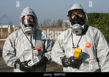 L'enlèvement de matière végétale, PROTECTION RADIOACTIVE SUIT, À LA RECHERCHE DE SOURCES RADIOACTIVES, l'exercice NATIONAL EN MATIÈRE CIVILE EMERGENCIE Banque D'Images