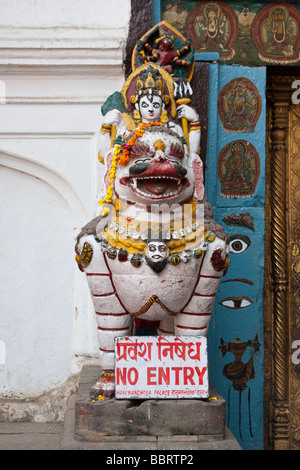 Katmandou, Népal. Lion de pierre monté par Parvati, épouse de Shiva, Protections Entrée de Hanuman Dhoka Durbar Square, le Palais Royal. Banque D'Images