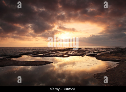 L'aube et le lever du soleil à North Narrabeen, Sydney, NSW, Australie Banque D'Images