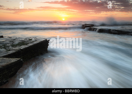 L'aube et le lever du soleil à North Narrabeen, Sydney, NSW, Australie Banque D'Images