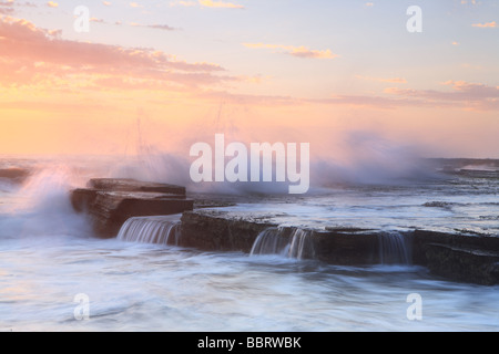 L'aube et le lever du soleil à North Narrabeen, Sydney, NSW, Australie Banque D'Images