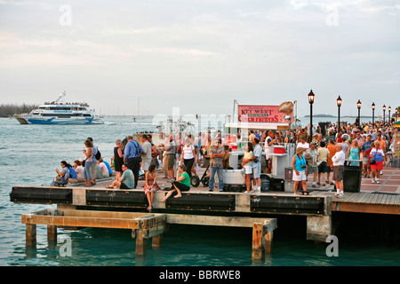 MALLORY SQUARE, FOULE DE POUSSETTES SUR LA JETÉE AU COUCHER DU SOLEIL, COUCHER DU SOLEIL TOUS LES JOURS (fêtes), UNITED STATES, USA Banque D'Images