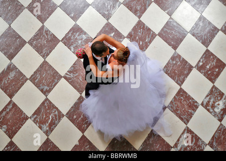 Les nouveaux mariés dansant à la suite de la cérémonie de mariage, FRANCE Banque D'Images