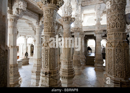 À l'intérieur d'un temple Jain Jaisalmer dans le Rajasthan en Inde Banque D'Images