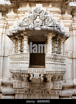 Fenêtre Sculptée en pierre dans un temple Jain Jaisalmer dans le Rajasthan en Inde Banque D'Images