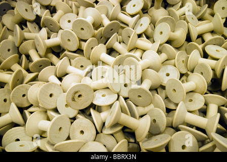 Grands rouleaux de coton en bois dans le musée du textile de travail Masson Mills de Sir Richard Arkwright à Matlock Bath Derbyshire, Angleterre, Royaume-Uni Banque D'Images