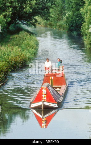 Un groupe de 15-04 sur le Kennet and Avon Canal à grand Bedwyn dans le Wiltshire England UK Banque D'Images